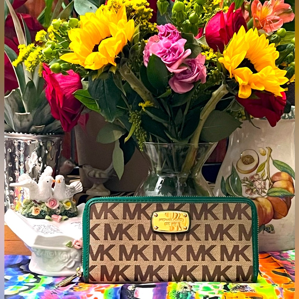 MICHAEL KORS JET SET MONOGRAM ZIP AROUND WALLET